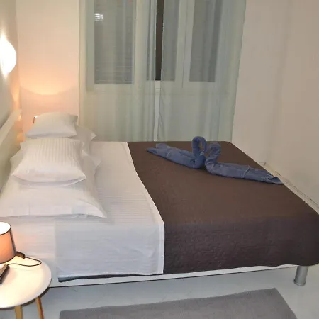 Spacious Sea-front In With Sea View Apartment Molat