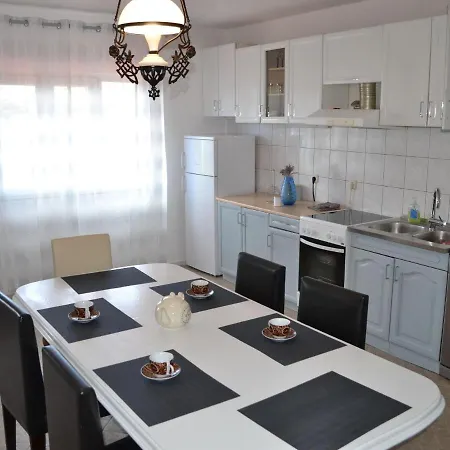 Spacious Sea-front In With Sea View Apartment