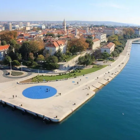 Spacious Sea-front In With Sea View Apartment Molat