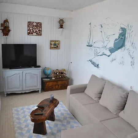 Spacious Sea-front In With Sea View Apartment