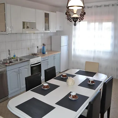 Spacious Sea-front In With Sea View Apartment *