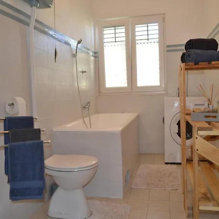 Spacious Sea-front In With Sea View Apartment *