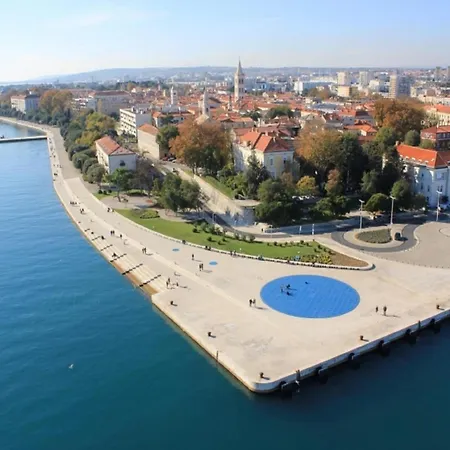 Apartment Spacious Sea-front In With Sea View Molat